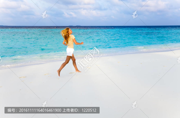 女孩奔跑在沖浪板上