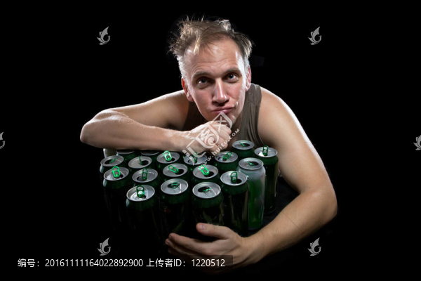前一天喝了一杯不健康的人；在一堆空啤酒罐前