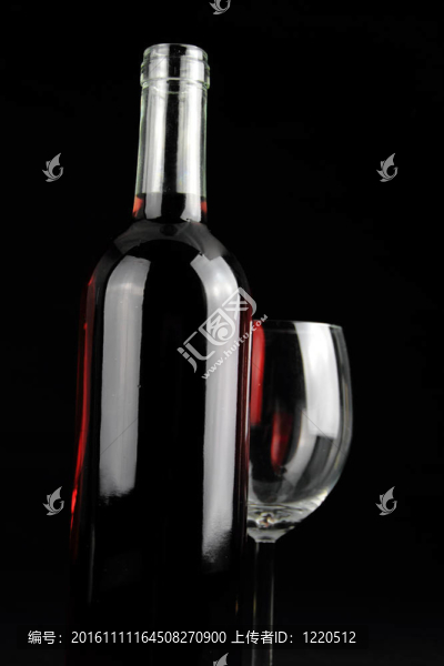 一瓶紅葡萄酒和一個水晶酒杯