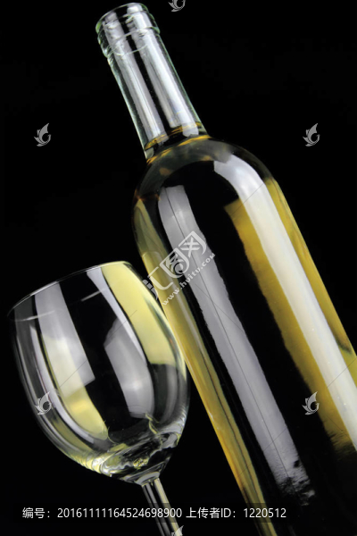 白葡萄酒的瓶子和一個水晶酒杯