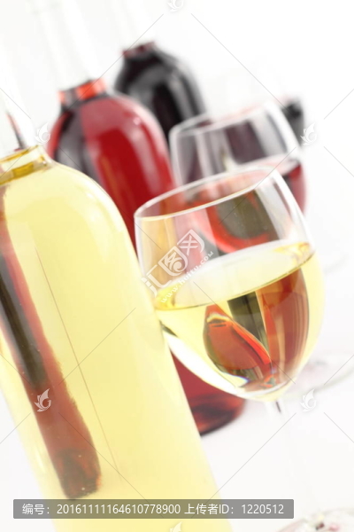 酒瓶和玻璃杯中的三種顏色