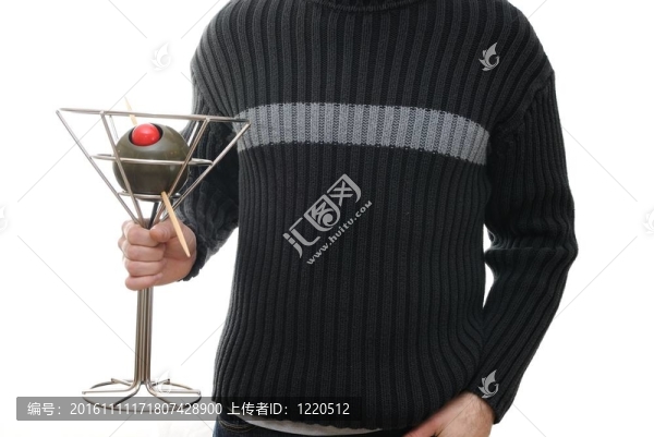 男子抱著新奇馬蒂尼