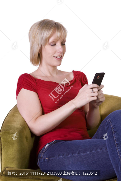漂亮的女人在沙發(fā)上發(fā)短信