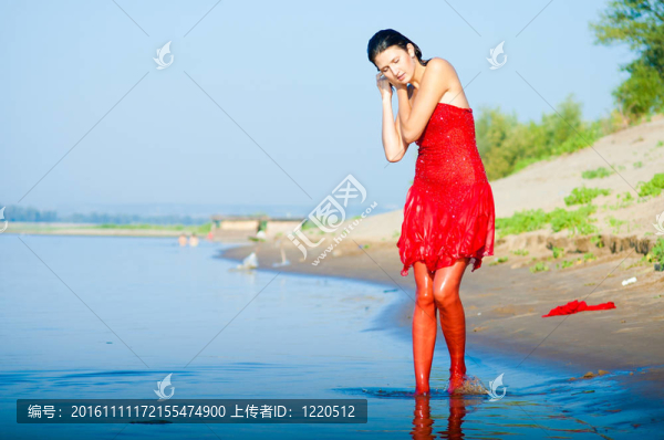 穿紅裙子的女人