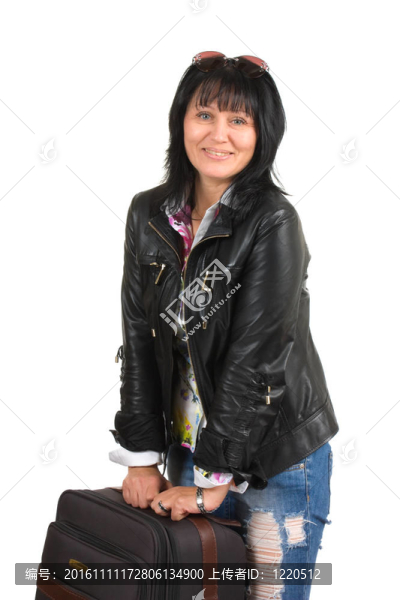 黑發(fā)女人與一個(gè)手提箱