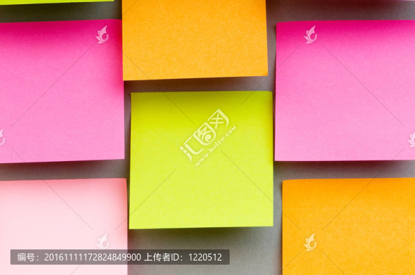 鮮艷的彩紙上的提醒筆記
