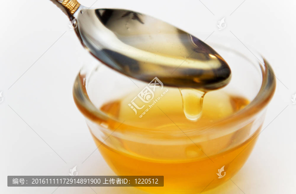 從勺子里滴下的金色蜂蜜