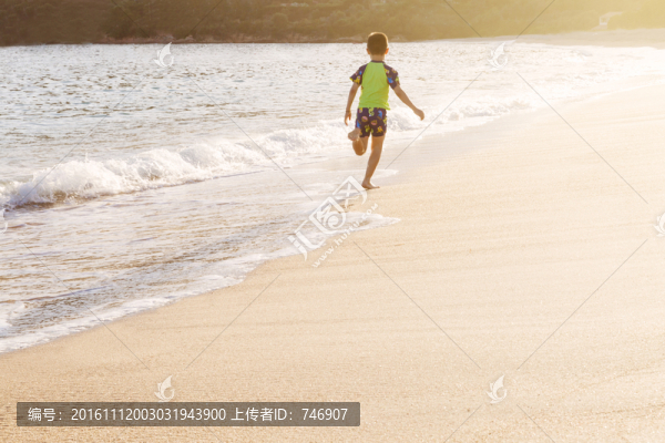 沙灘奔跑的男孩