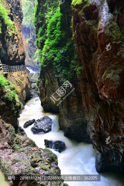 峽谷溪流
