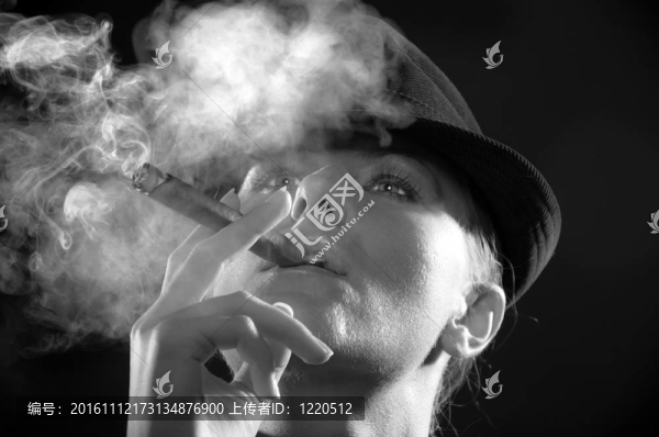 女人抽雪茄