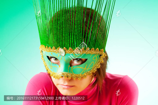 迷人的女人在時尚的面具