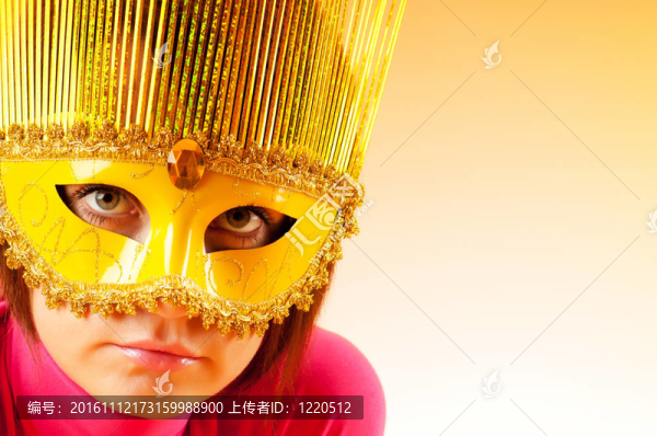 迷人的女人在時尚的面具
