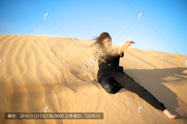 沙漠中的女人