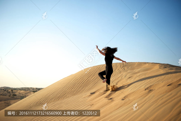沙漠中的女人