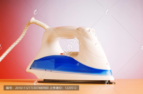 現(xiàn)代電熨斗對彩色背景