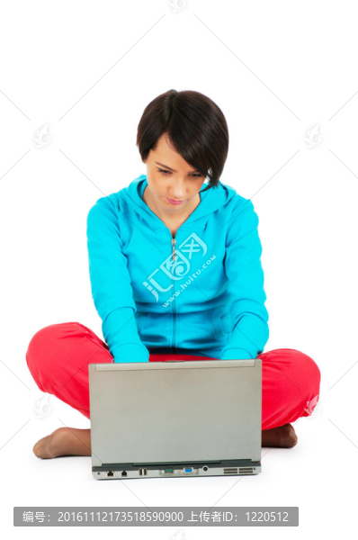 年輕女孩在筆記本電腦上孤立的白色