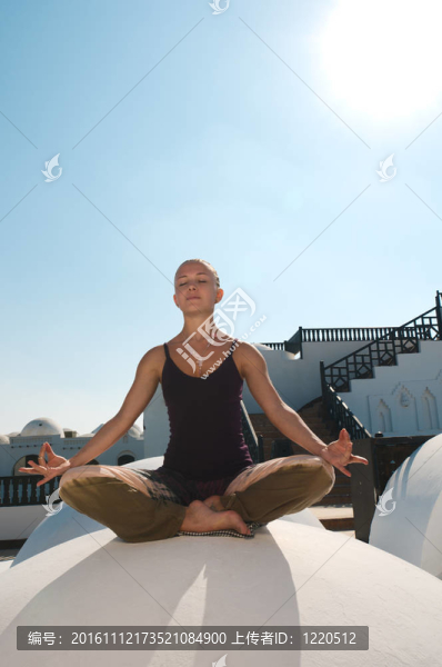 婦女練習蓮花