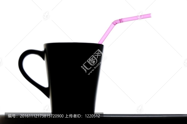 用粉紅吸管關閉咖啡杯的孤立圖像