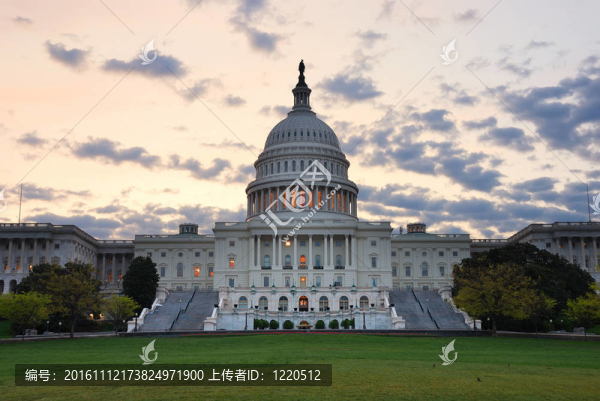 五顏六色的云在早晨的美國國會山建筑特寫；華盛頓DC。