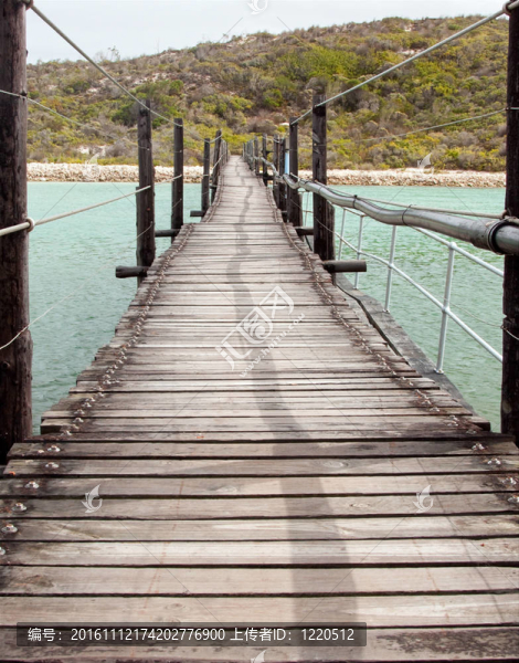 瀉湖上的長木吊橋