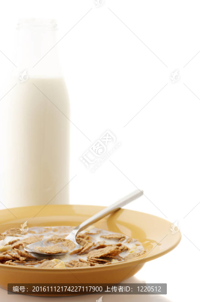 早餐谷物和牛奶