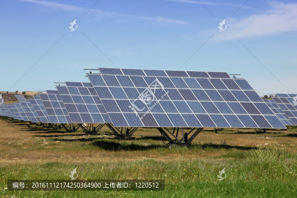 西班牙市大型太陽能農(nóng)場。太陽能正在成為能源結(jié)構(gòu)的重要組成部分.。