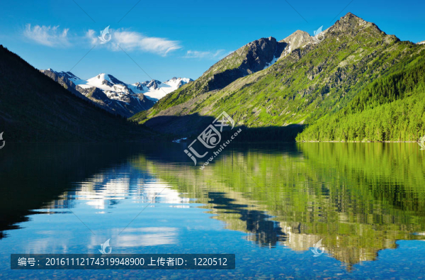 山上的湖