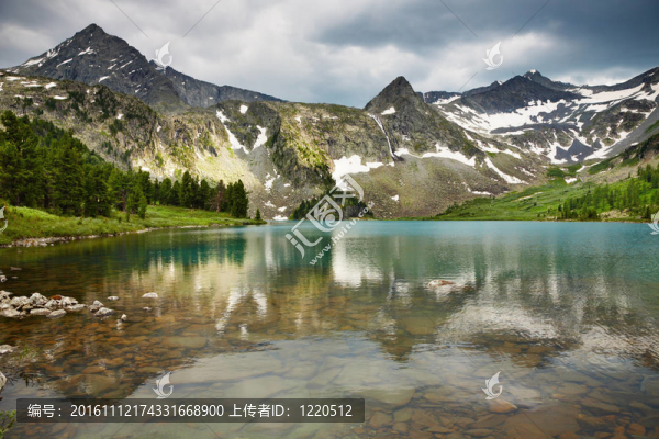 山上的湖