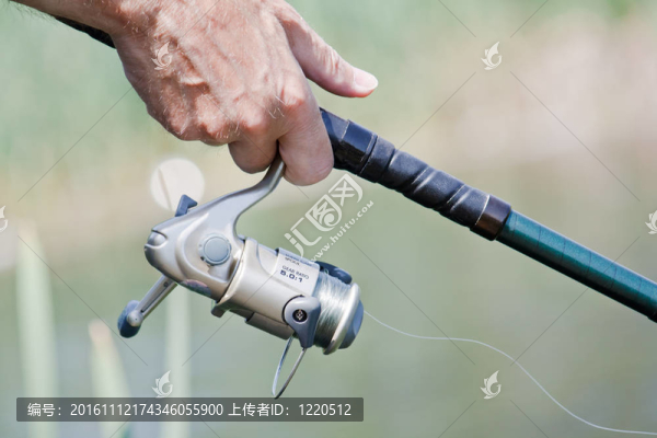 漁夫手拿著一個(gè)釣魚竿