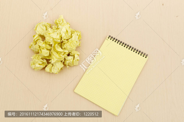 筆記本和揉皺的紙