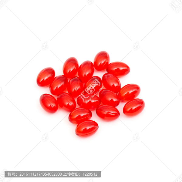 紅色的藥片灑在白色的背景上