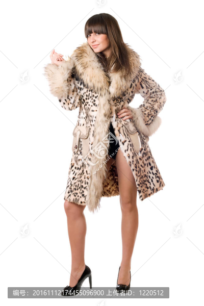 在豹外套的年輕女士