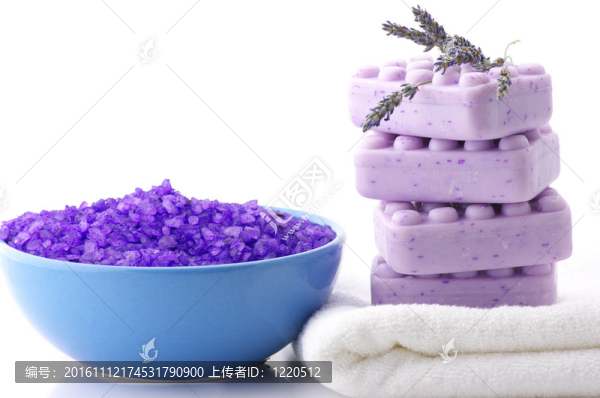 肥皂和薰衣草沐浴鹽；