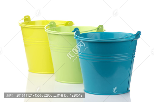 五顏六色的水桶