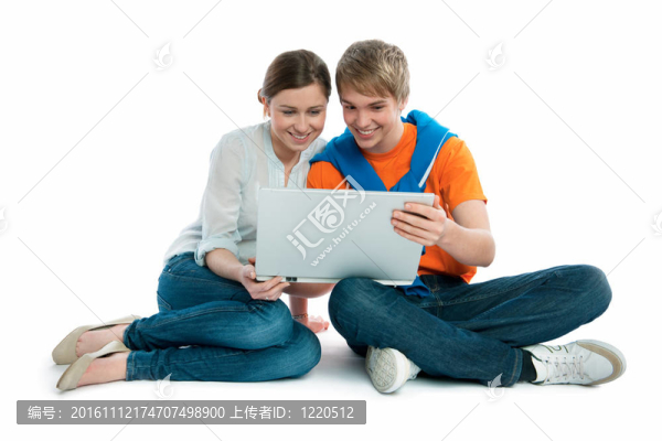 年輕夫婦有一臺筆記本電腦