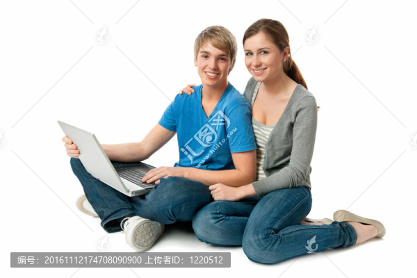年輕夫婦有一臺筆記本電腦