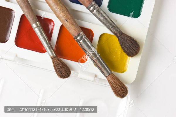 水彩顏料和刷子