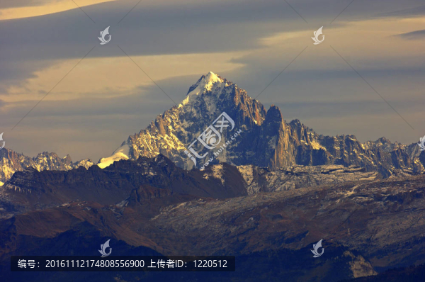 在冰雪覆蓋的地塊太鉆頭韋爾特和山尖峰杜藥的黃昏；阿爾卑斯山脈的薩瓦；法國(guó)