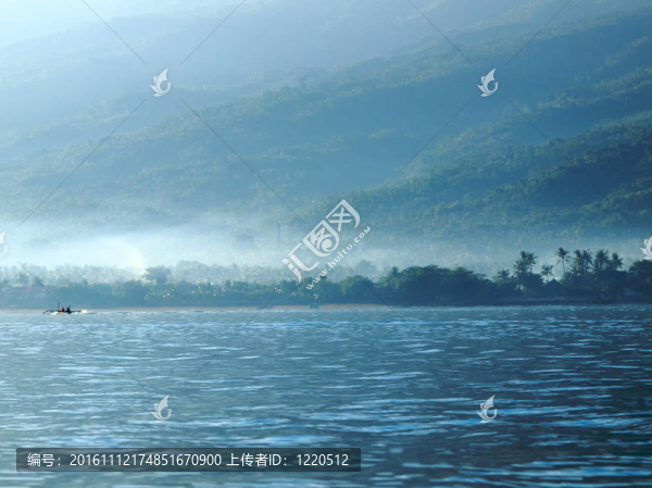 船在霧中