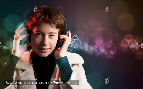 豐富多彩的背景虛化的DJ派對女孩