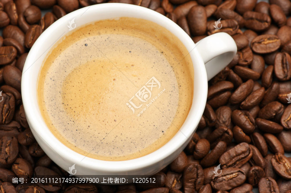 一杯咖啡和咖啡豆