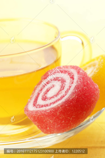 五顏六色的糖果和茶