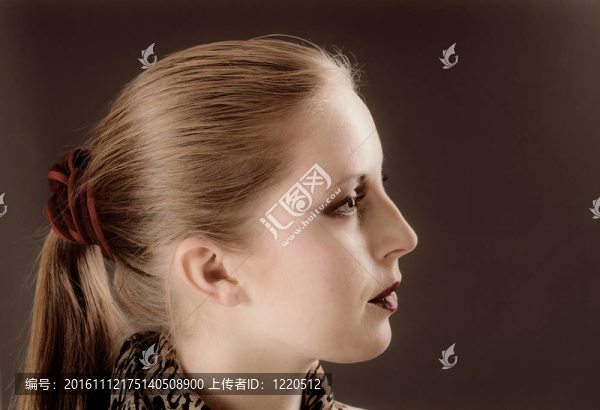 可愛的年輕女人的肖像