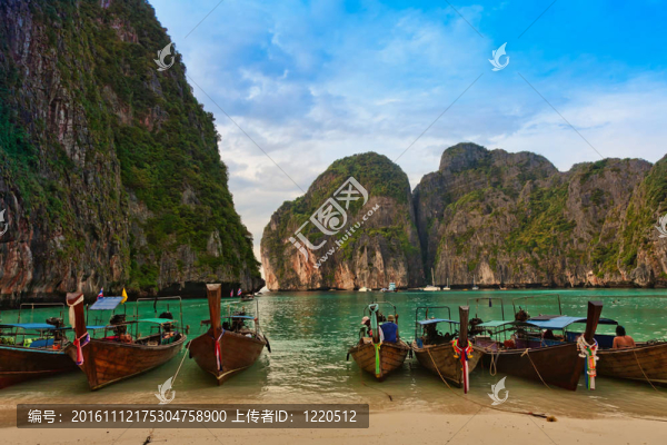 Longboats在泰國海灘