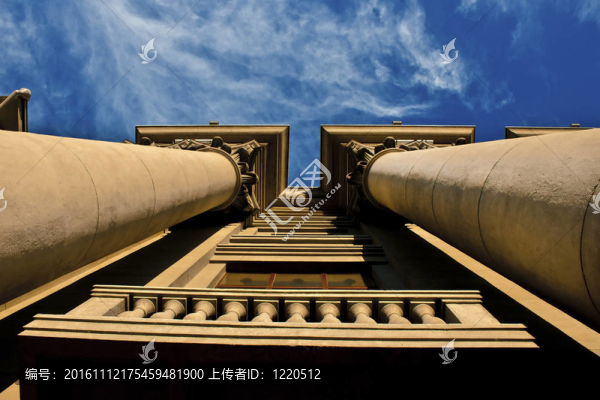 建筑柱。天空。