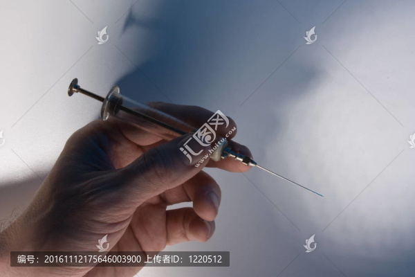 手部舊玻璃注射器