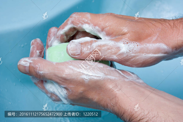 用肥皂洗手