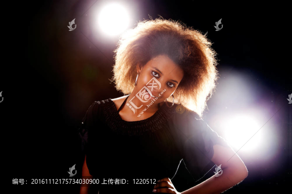 美麗的黑人婦女；微笑；黑色背景