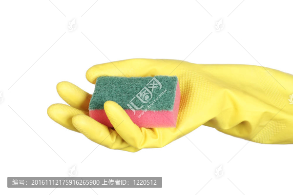 白色背景上用海綿隔離的黃色橡膠手套