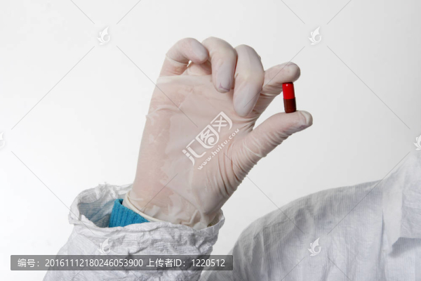 他的手上的紅色藥丸